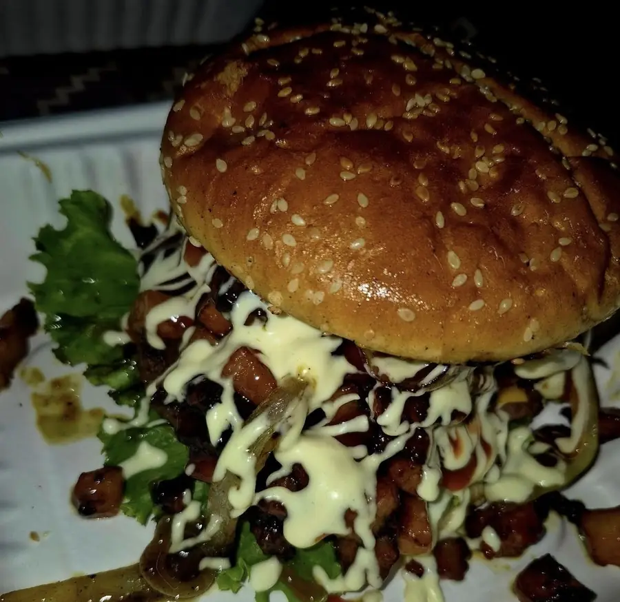 Cachetona Especial recién armada, con carne, queso y vegetales