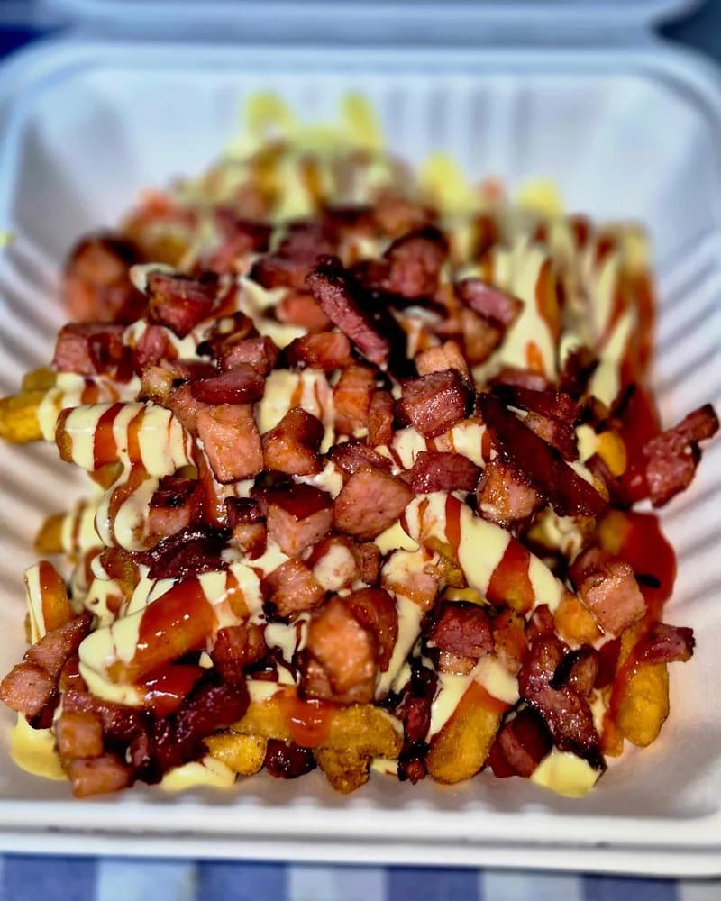 Papas Maddie cargadas de carne, mayonesa y salsa de tomate